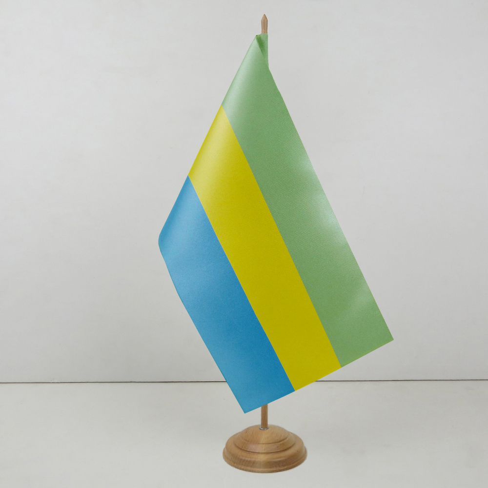 Прапорець Габону на дерев’яній підставці Прапорець Габону на дерев’яній підставці